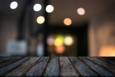 Boş ahşap masa ve bulanık arka plan önünde o soyut