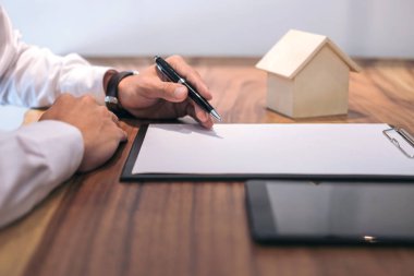 Adam işareti bir ev sigortası ev kredileri, işadamı işareti üzerinde