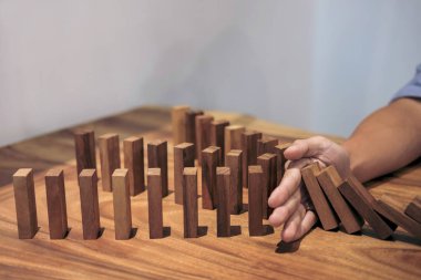 Risk ve strateji iş, iş adamı el Stop yakın