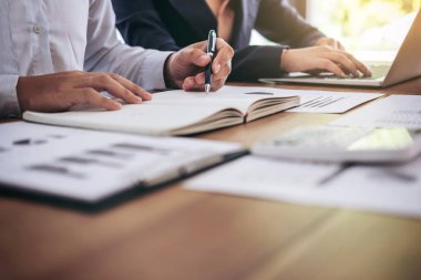 Genç konuşmak kurumsal yeni başlangıç projesi ile çalışma. tartışıyor 