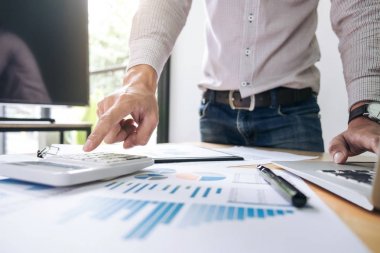 İş adamı veya muhasebeci mali yatırım calcu üzerinde çalışma