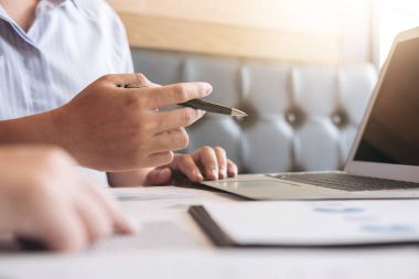 Başlangıç iş adamları toplantı, genç yaratıcı iş arkadaşlarınızla grup 