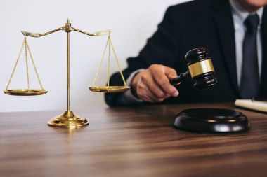 Erkek avukat ya da yargıç hukuk kitapları, tokmak, rapor c ile çalışma