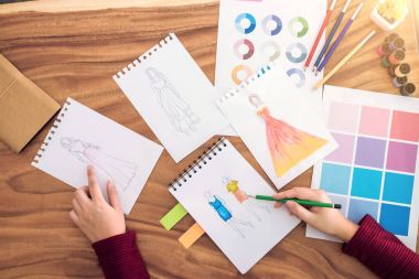 Profesyonel moda çalışma ve sk çizim Tasarımcısı kapatın