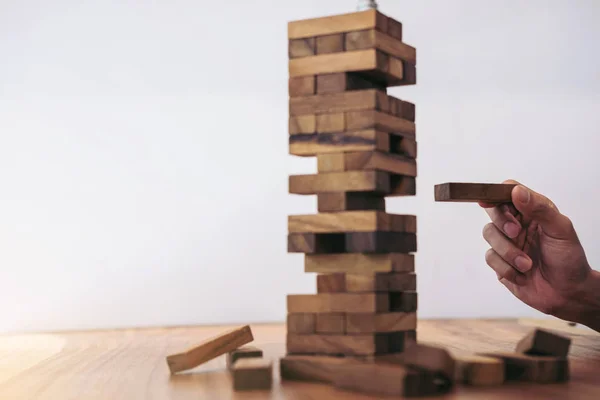 Imágenes de mano de empresarios colocando y tirando de bloques de madera — Foto de Stock