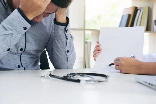 Mann Patient mit Migräne Kopfschmerzen und Ärztin in der — Stockfoto