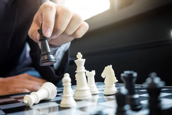 Закрыть руки уверенные коллеги-бизнесмены, играющие в шахматы — стоковое фото