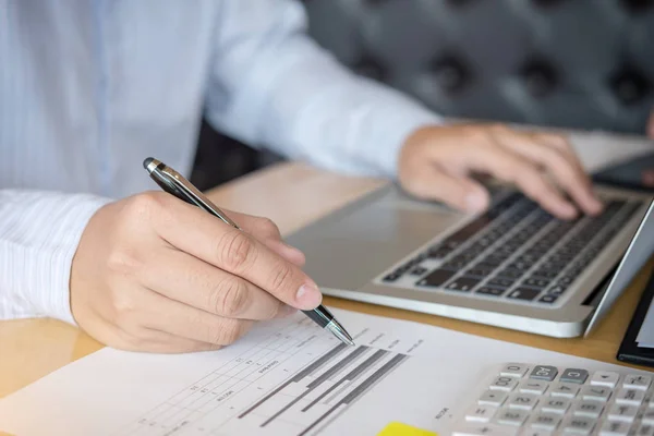 Zakenman handen wijzen op document en toetsenbord, duri typen — Stockfoto