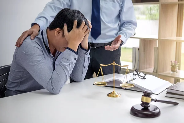 Martelo de juiz com escalas de justiça, empresários e direito masculino — Fotografia de Stock