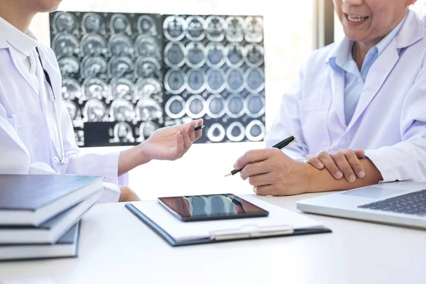 Profesor Doctor discusión un método con el tratamiento del paciente, res — Foto de Stock