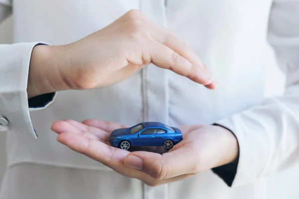 Verzekerings- en zorg bescherming van concept van de auto, de vrouw met protect — Stockfoto