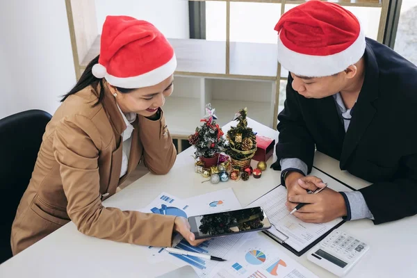 Feliz Navidad y Feliz Año Nuevo, equipo de negocios jóvenes son famosos —  Fotos de Stock