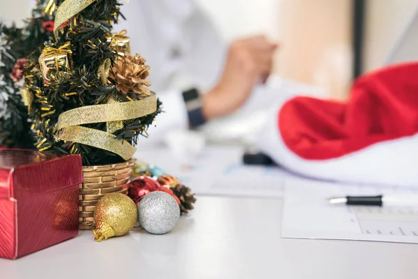 Feliz Navidad y Feliz Año Nuevo, equipo de negocios jóvenes son famosos —  Fotos de Stock