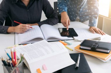 Eğitim, öğretim, öğrenme, teknoloji ve insan kavramı. Tw