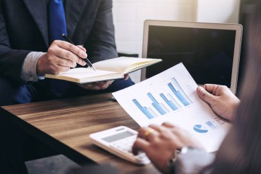 İş adamları ofis, sunu önünde çalışma 