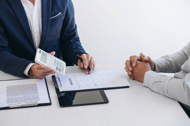 Analiz ediliyor ve bir araba sigortası karar işadamı