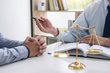 Yargıç tokmak ile adalet, iş adamları ve erkek hukuku ölçekler