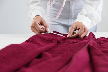 İki genç terzi veya Tasarımcı meslektaşları moda d çalışma