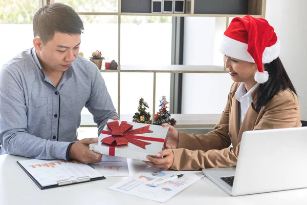 Feliz Navidad y Feliz Año Nuevo, equipo de negocios jóvenes son famosos —  Fotos de Stock