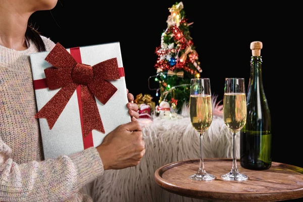 Красивые женщины с подарочными коробками и двумя бокалами с шампанским — стоковое фото