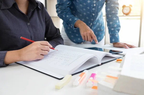 Beelden van Disappointed, jonge studenten campus of klasgenoten helpen — Stockfoto