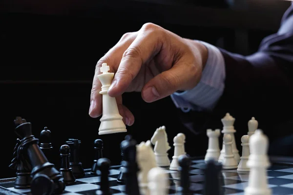 Primer plano de manos confiadas colegas de negocios jugando ajedrez — Foto de Stock