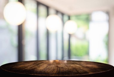 Boş ahşap masa ve bulanık arka plan önünde o soyut