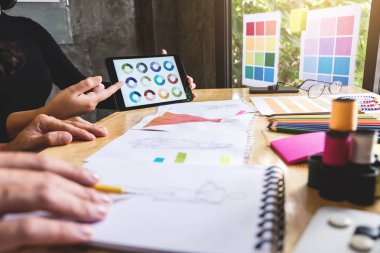 İki genç terzi veya Tasarımcı meslektaşları moda d çalışma