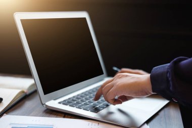 Dizüstü bilgisayar, el ke yazmaya çalışan profesyonel iş kadını