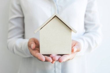 holdi kadınla evde kavramının sigorta ve bakım koruma