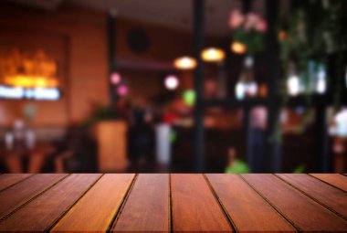 Boş ahşap masa ve bulanık arka plan önünde o soyut