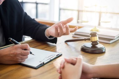 Erkek avukat ya da yargıç danışın sahip takım ile müşteri, La tanışmak