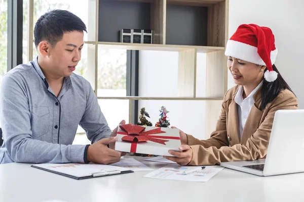 Feliz Navidad y Feliz Año Nuevo, equipo de negocios jóvenes son famosos — Foto de Stock