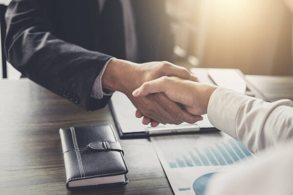 Концепция встречи и приветствия, два уверенных в себе бизнес-рукопожатия
