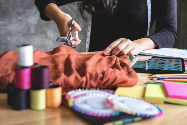 Jonge vrouw naaister of ontwerper werken als mode-ontwerpers — Stockfoto