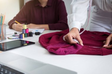 İki genç çalışma terzi veya tasarımcı iş arkadaşı ve discussi