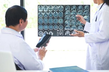 Profesör doktor tartışıyor ve hasta t yöntemiyle danışmanlık