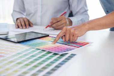 İki genç iç tasarım veya projede çalışan grafik tasarımcı