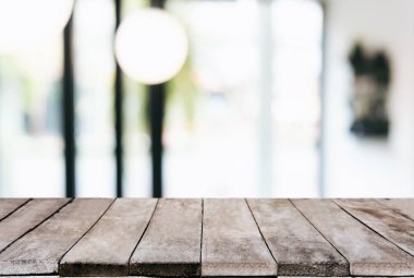 Seçilen odak boş ahşap masa ve abst arka plan bulanık