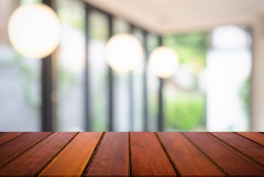 Seçilen odak boş ahşap masa ve abst arka plan bulanık
