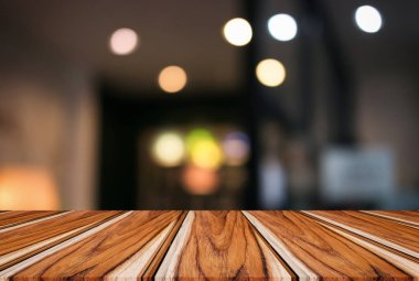 Boş ahşap masa ve bulanık arka plan önünde o soyut