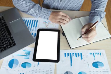 İş adamı veya muhasebeci çalışma finansal yatırım, yazma