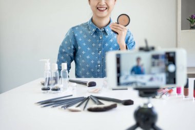 Zarif kadın ya da güzellik blogger reco üzerinde fırça ile gülümseyen mutlu