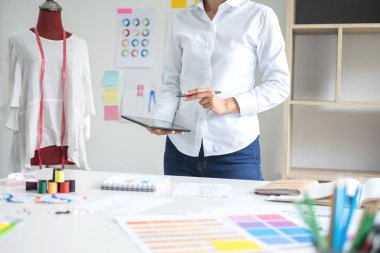 Şık moda tasarımcısı ölçü kırmızı sketc kukla ile çalışma