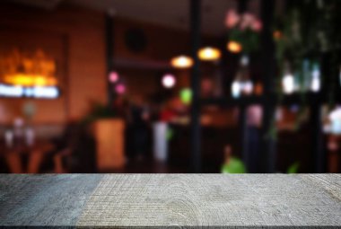 Boş ahşap masa ve bulanık arka plan önünde o soyut