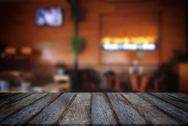Lege houten tafel en onscherpe achtergrond van abstract vooraan o — Stockfoto