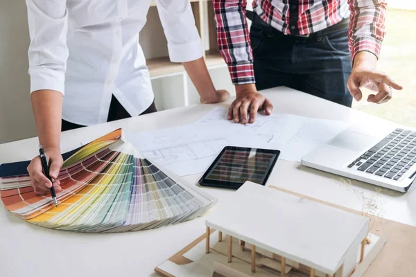 İki iç tasarım veya ar-in Bank projesi üzerinde çalışmanın, grafik tasarımcı