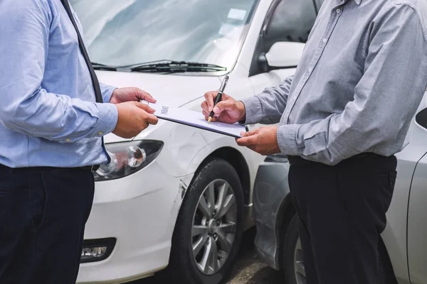 Agente de seguros examinar carro danificado e cliente assinaturr arquivamento — Fotografia de Stock