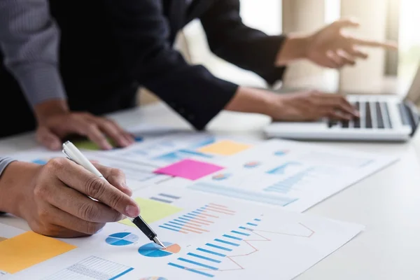 Business team due colleghi che discutono di lavorare con molti docume — Foto Stock