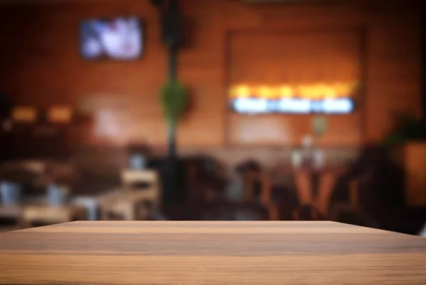 Meja kayu kosong dan latar belakang abstrak kabur di depan o — Stok Foto